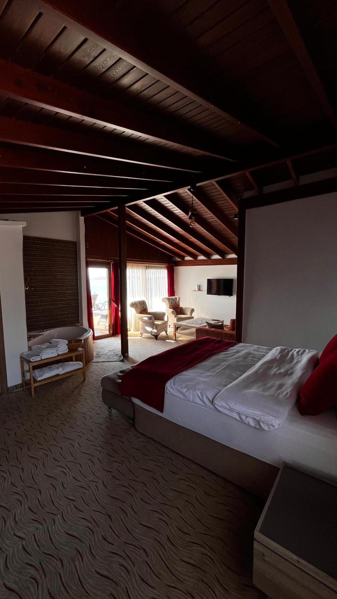 Foca Antik Otel Bagian luar foto
