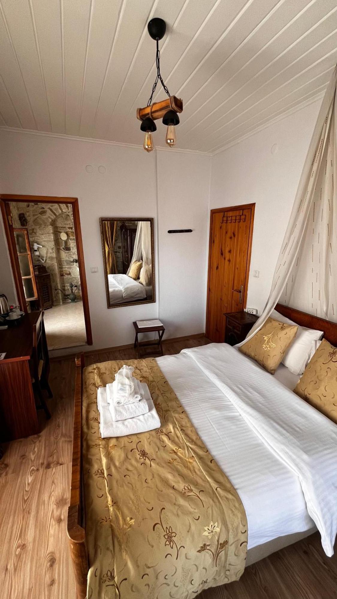 Foca Antik Otel Bagian luar foto