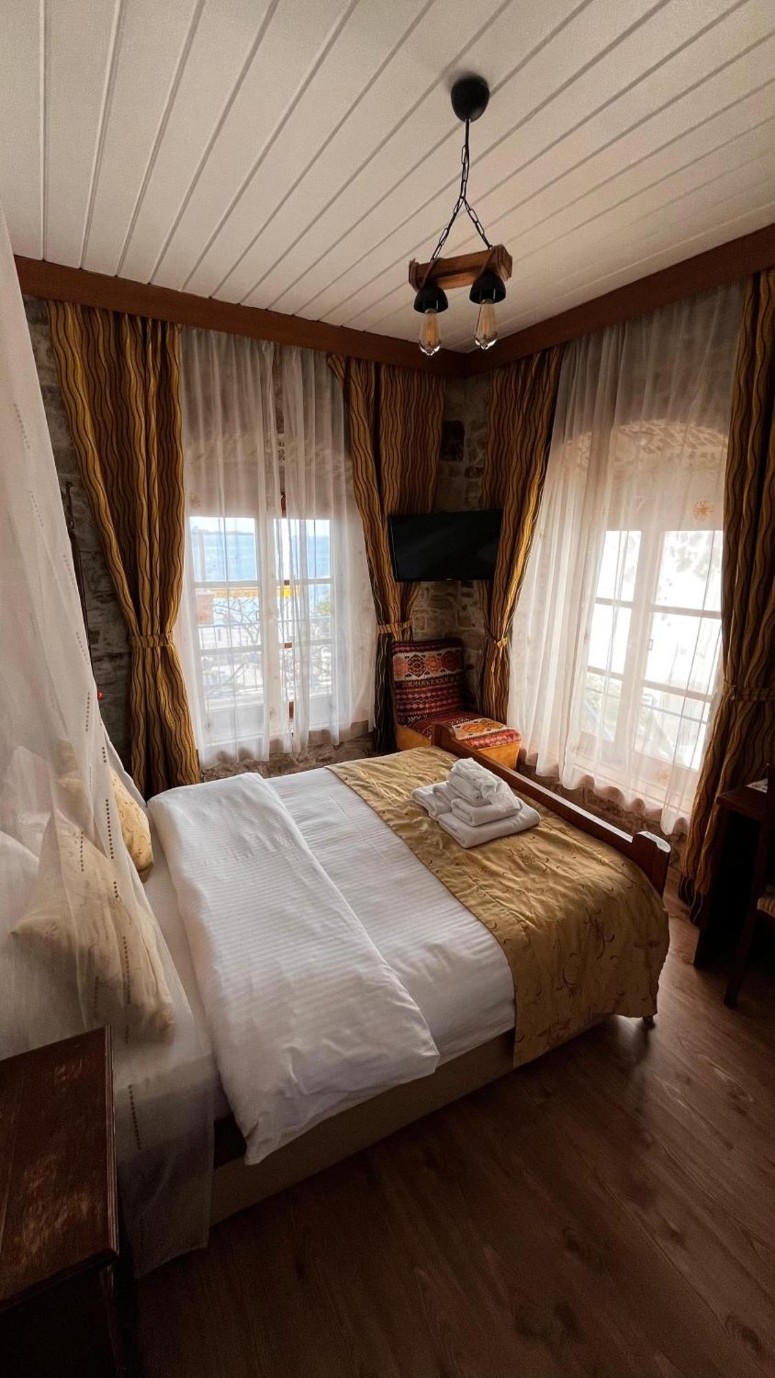 Foca Antik Otel Bagian luar foto