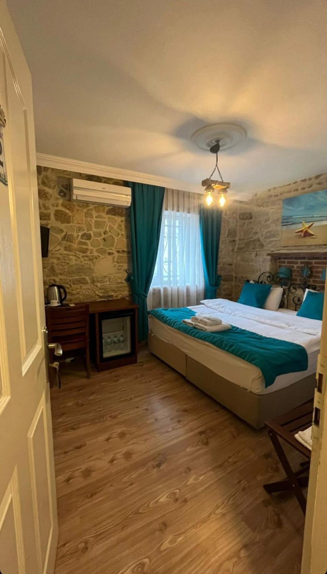 Foca Antik Otel Bagian luar foto