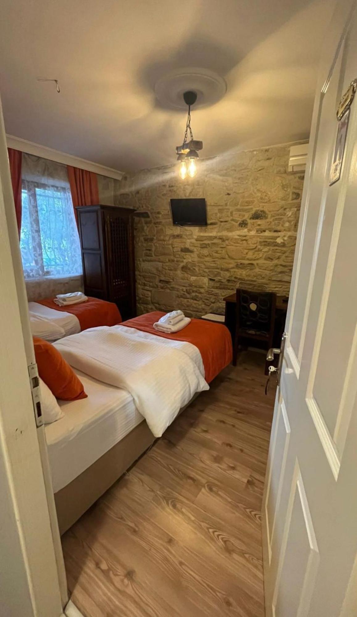 Foca Antik Otel Bagian luar foto
