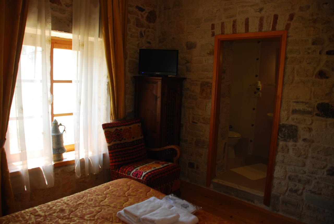 Foca Antik Otel Bagian luar foto
