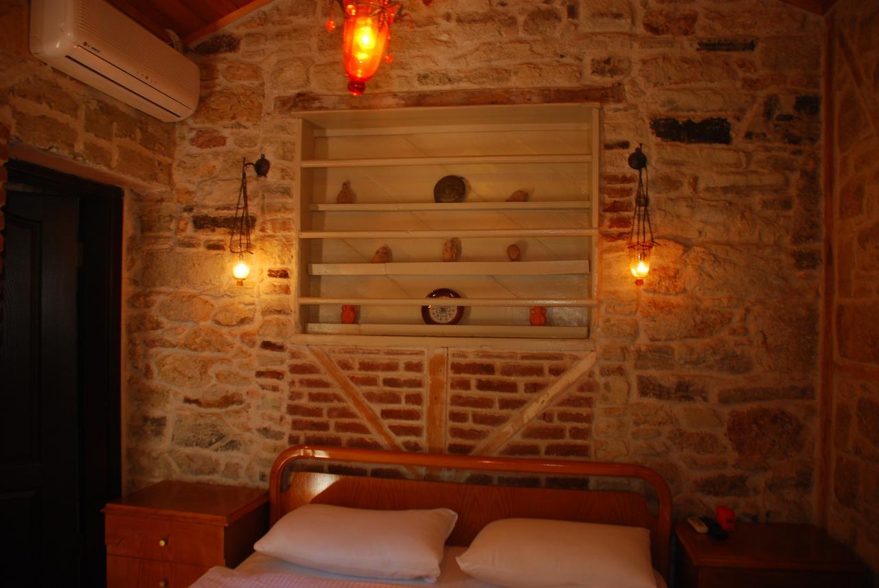 Foca Antik Otel Bagian luar foto