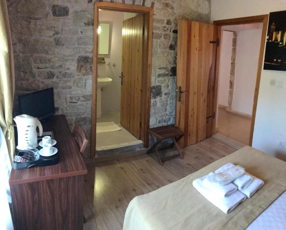 Foca Antik Otel Bagian luar foto