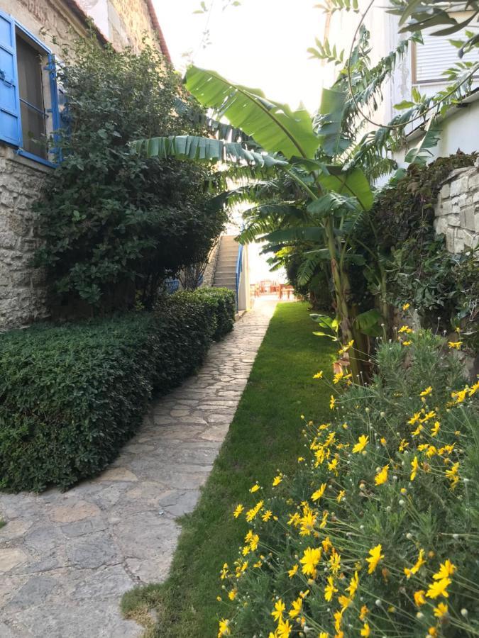 Foca Antik Otel Bagian luar foto