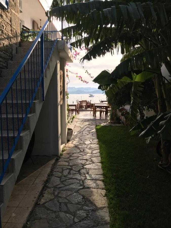 Foca Antik Otel Bagian luar foto